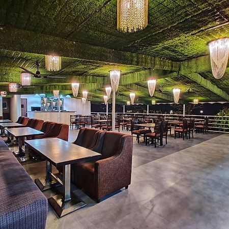 Golden Chariot Hotel Daman Bagian luar foto