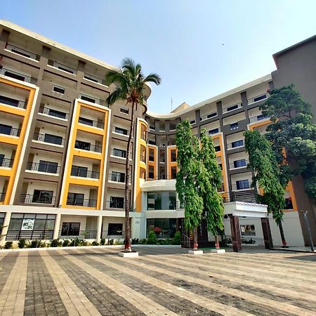 Golden Chariot Hotel Daman Bagian luar foto