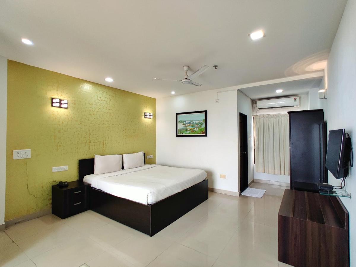 Golden Chariot Hotel Daman Bagian luar foto