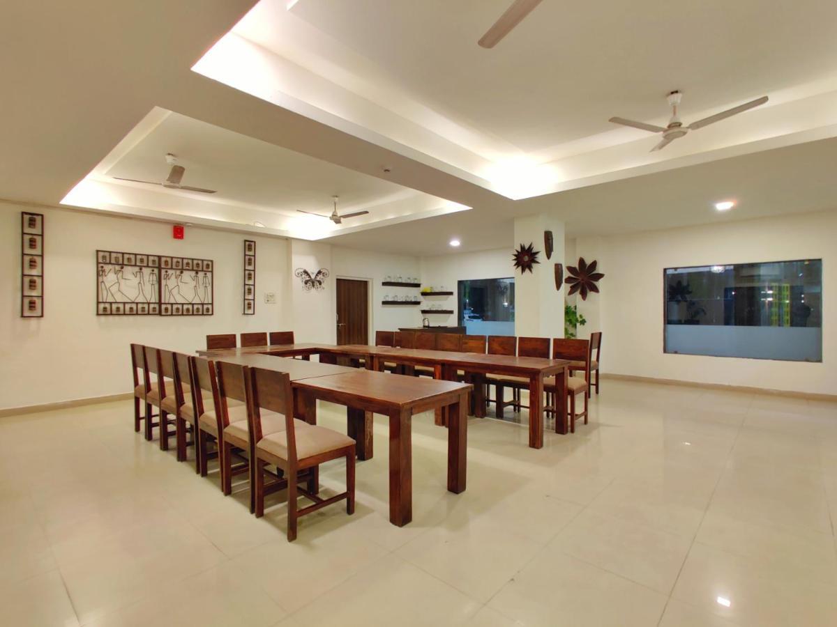 Golden Chariot Hotel Daman Bagian luar foto