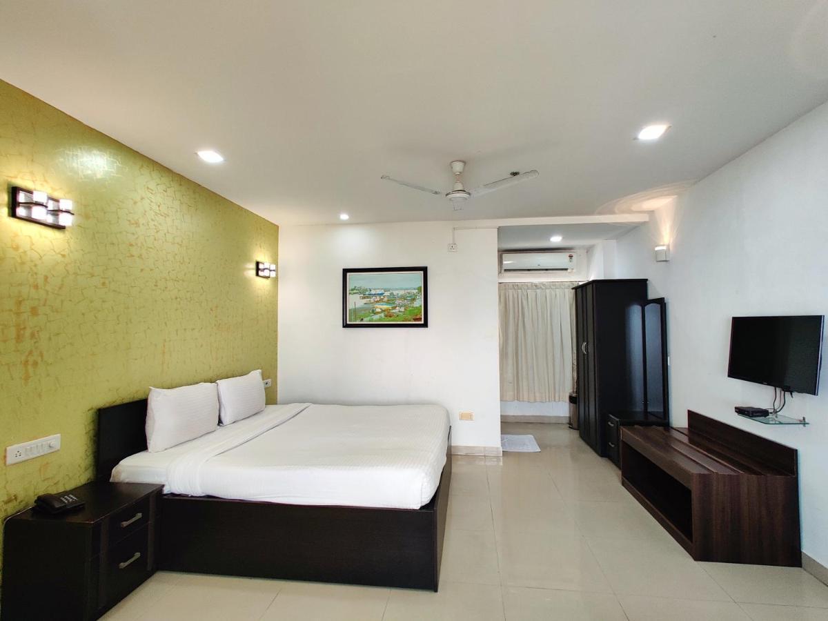 Golden Chariot Hotel Daman Bagian luar foto