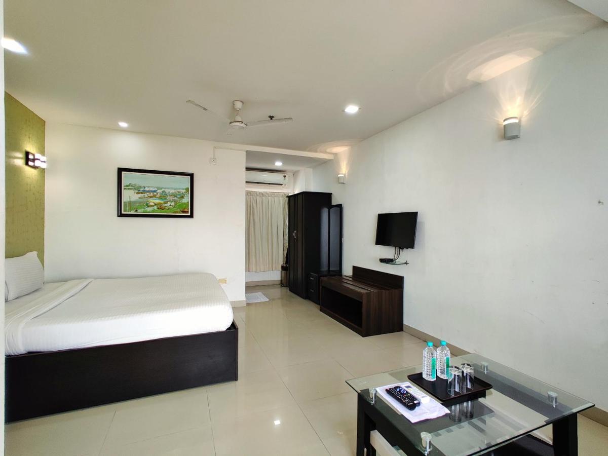 Golden Chariot Hotel Daman Bagian luar foto