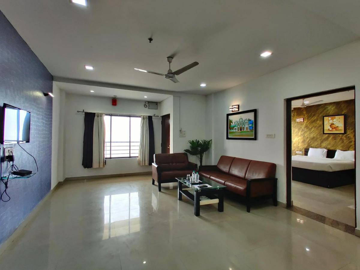 Golden Chariot Hotel Daman Bagian luar foto