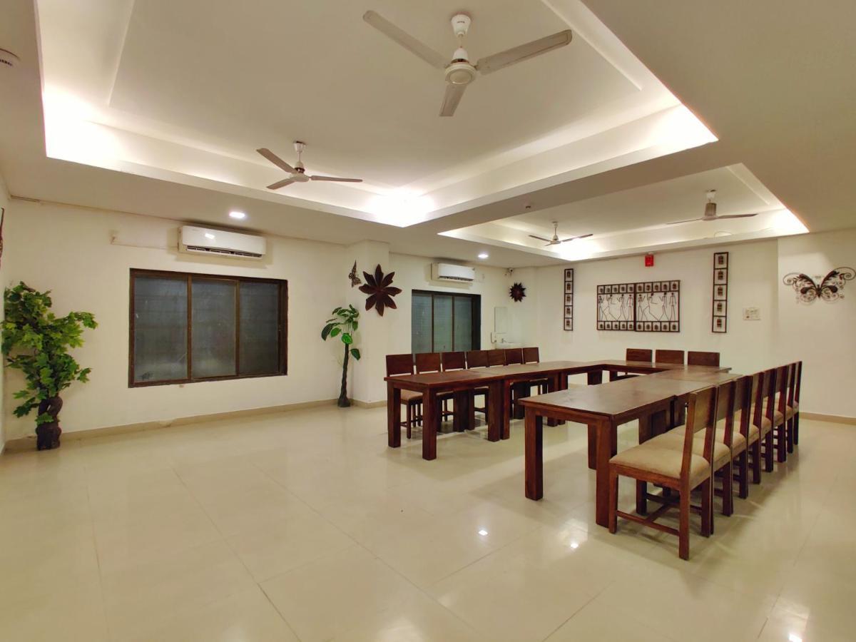 Golden Chariot Hotel Daman Bagian luar foto