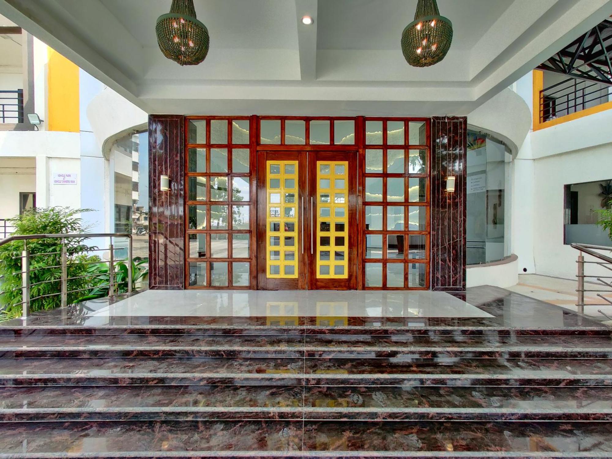 Golden Chariot Hotel Daman Bagian luar foto