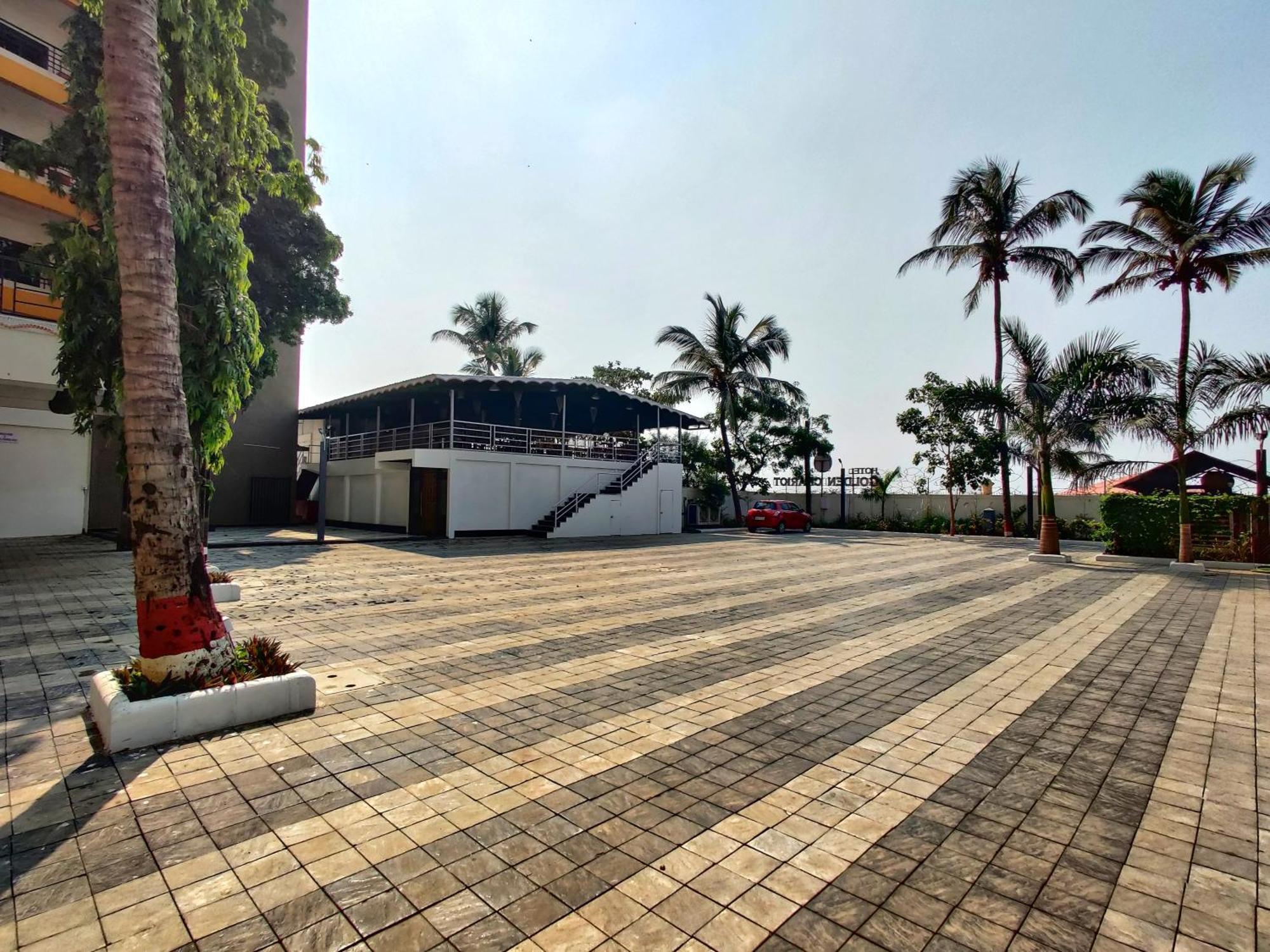 Golden Chariot Hotel Daman Bagian luar foto