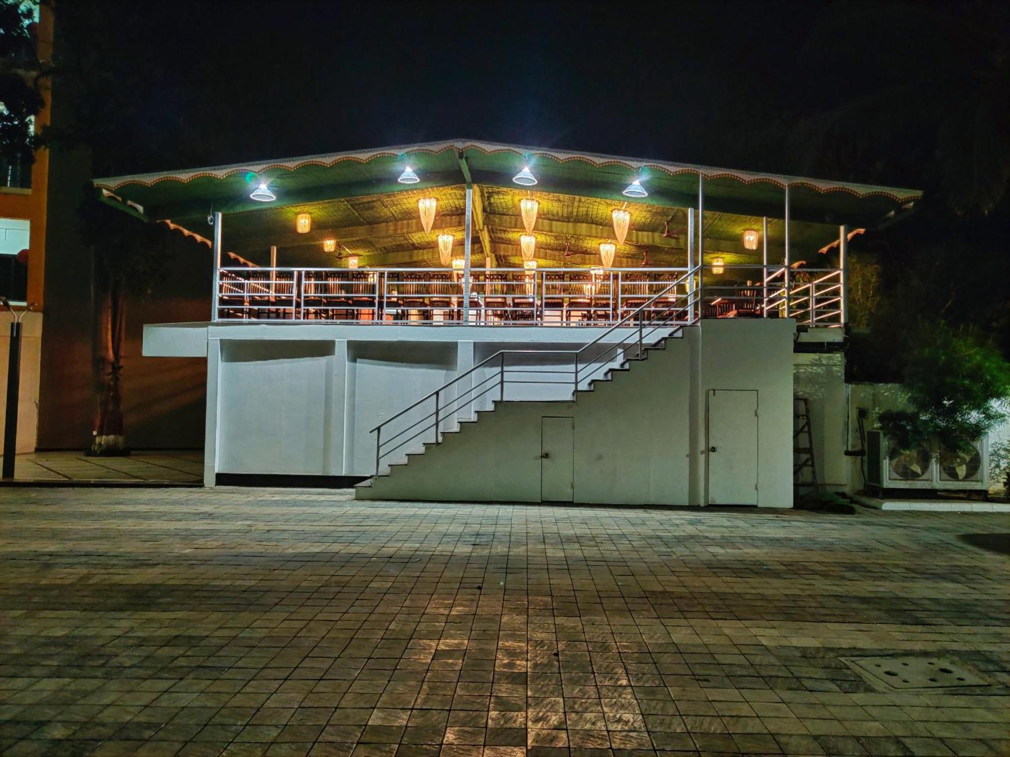 Golden Chariot Hotel Daman Bagian luar foto