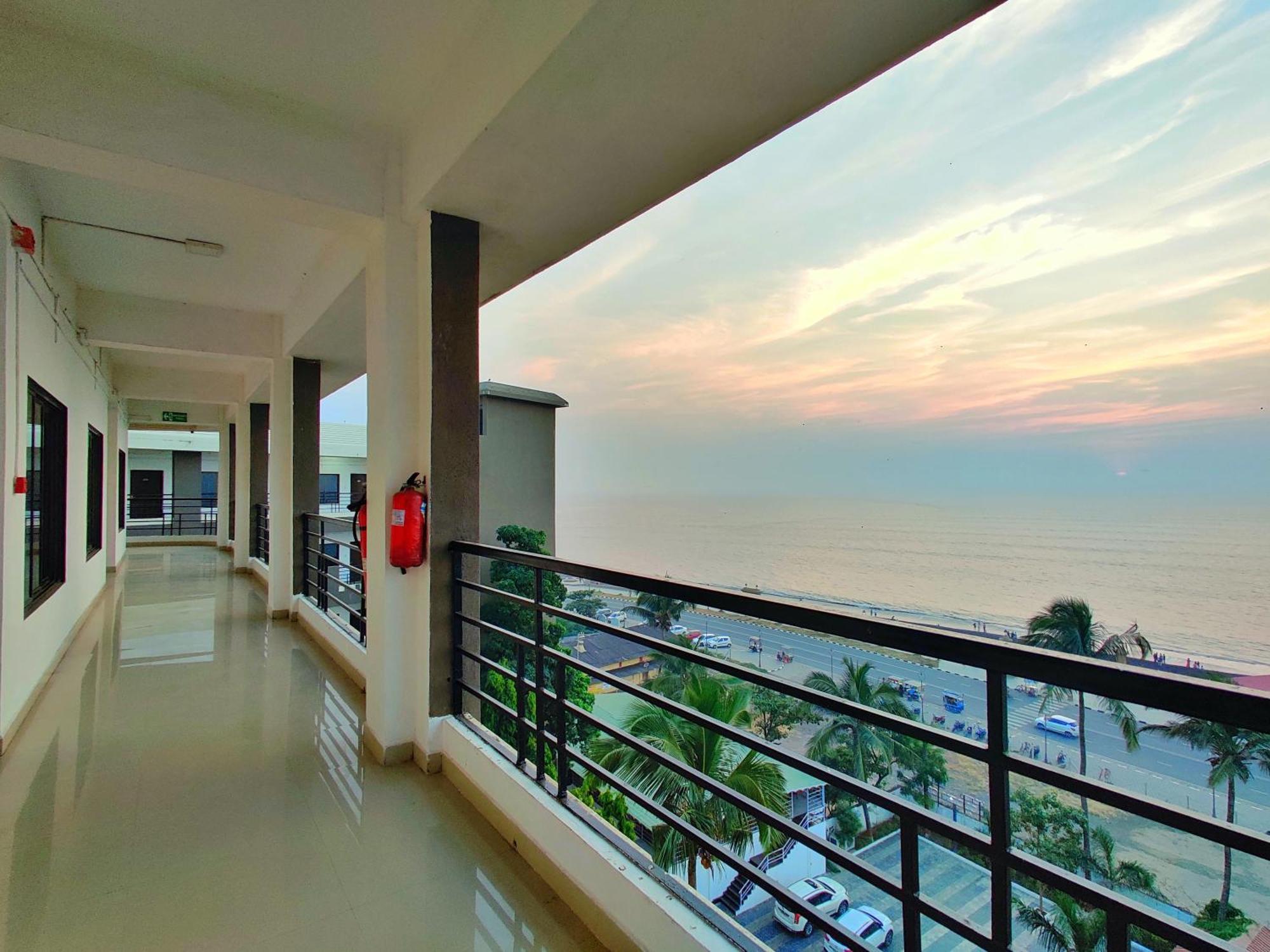 Golden Chariot Hotel Daman Bagian luar foto
