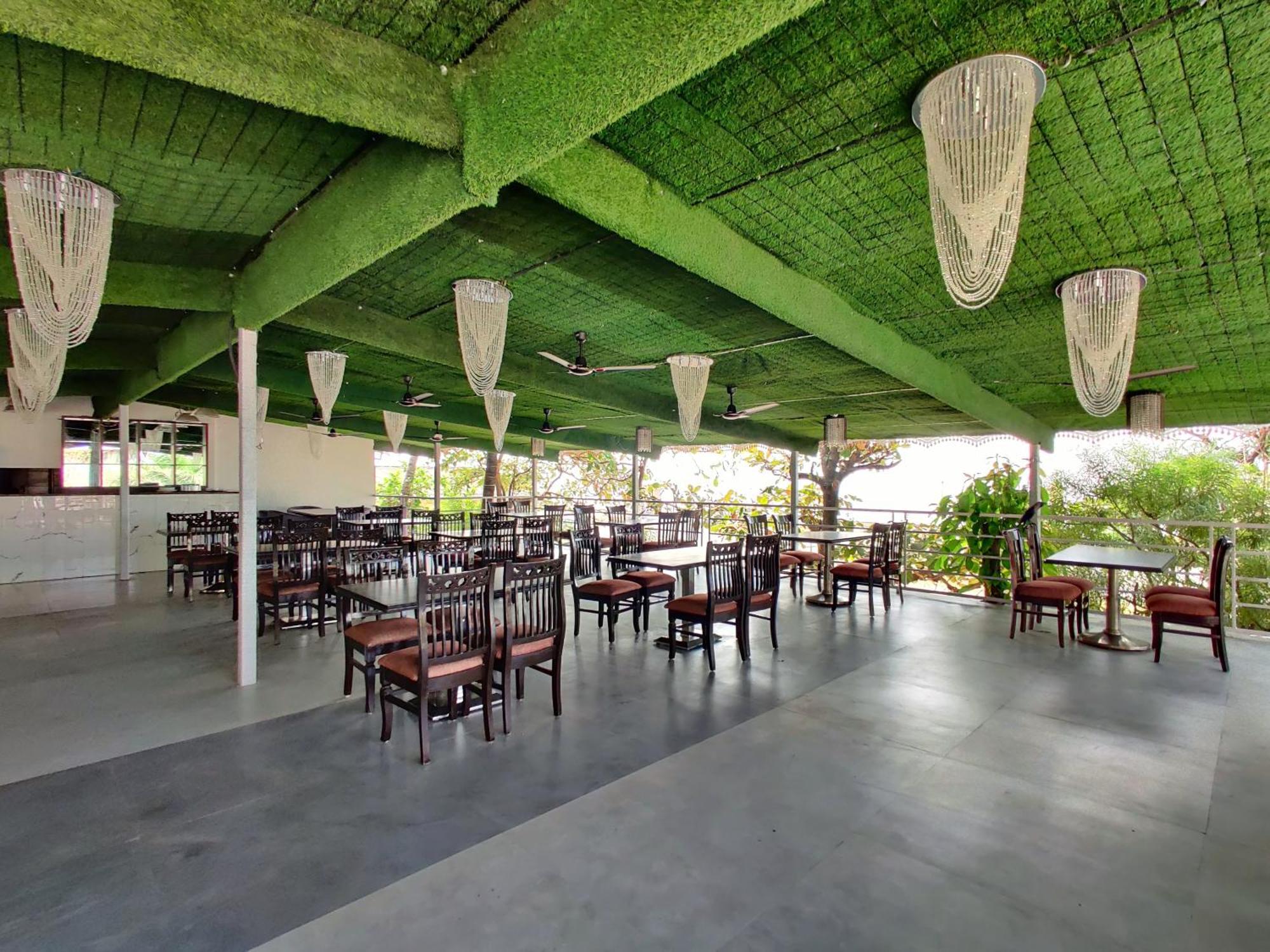 Golden Chariot Hotel Daman Bagian luar foto