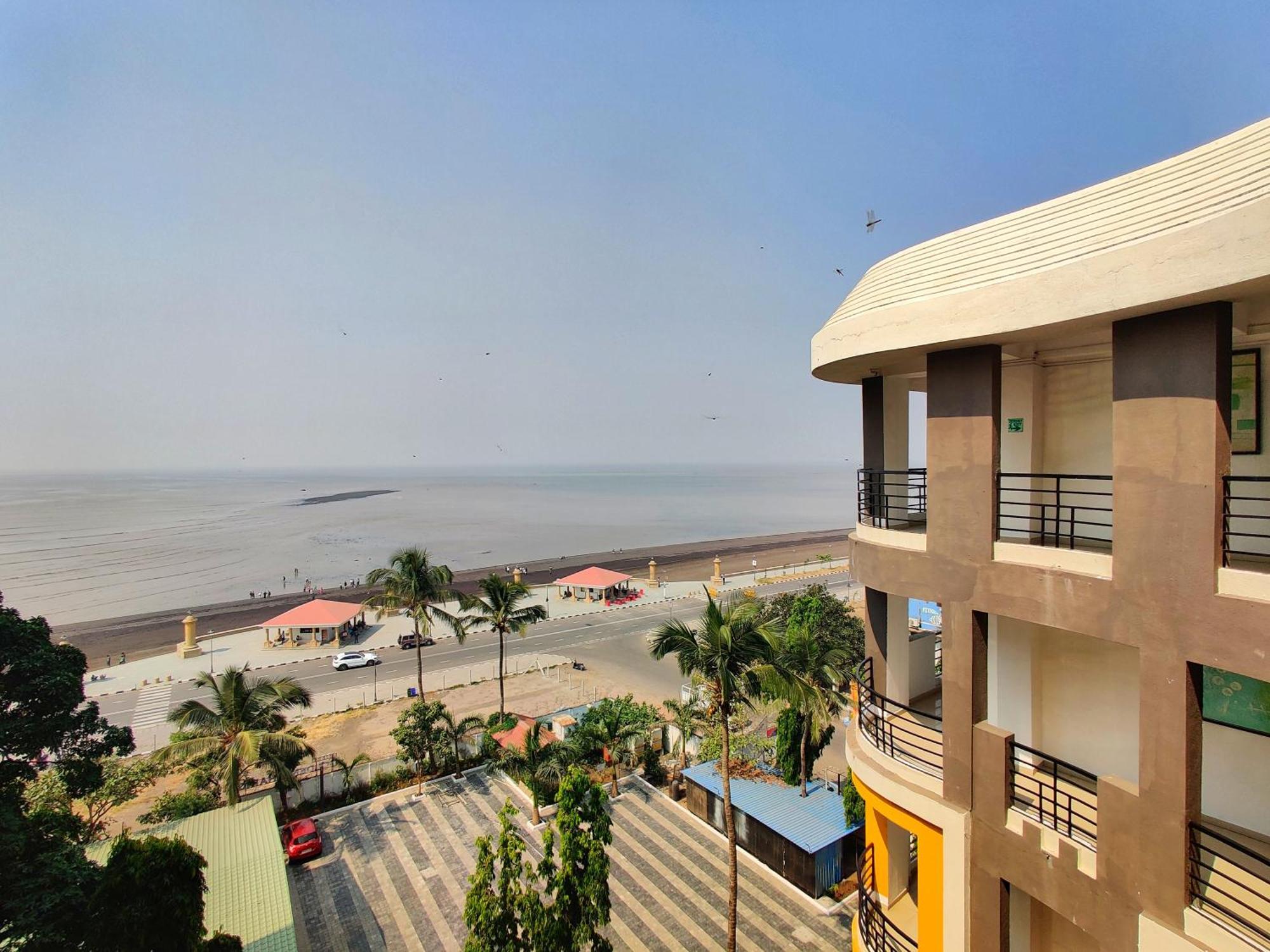 Golden Chariot Hotel Daman Bagian luar foto