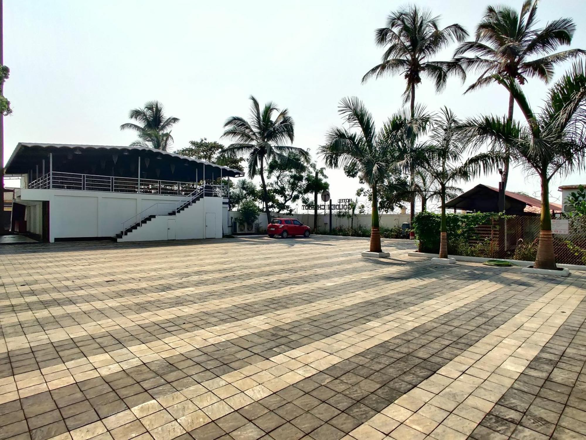 Golden Chariot Hotel Daman Bagian luar foto
