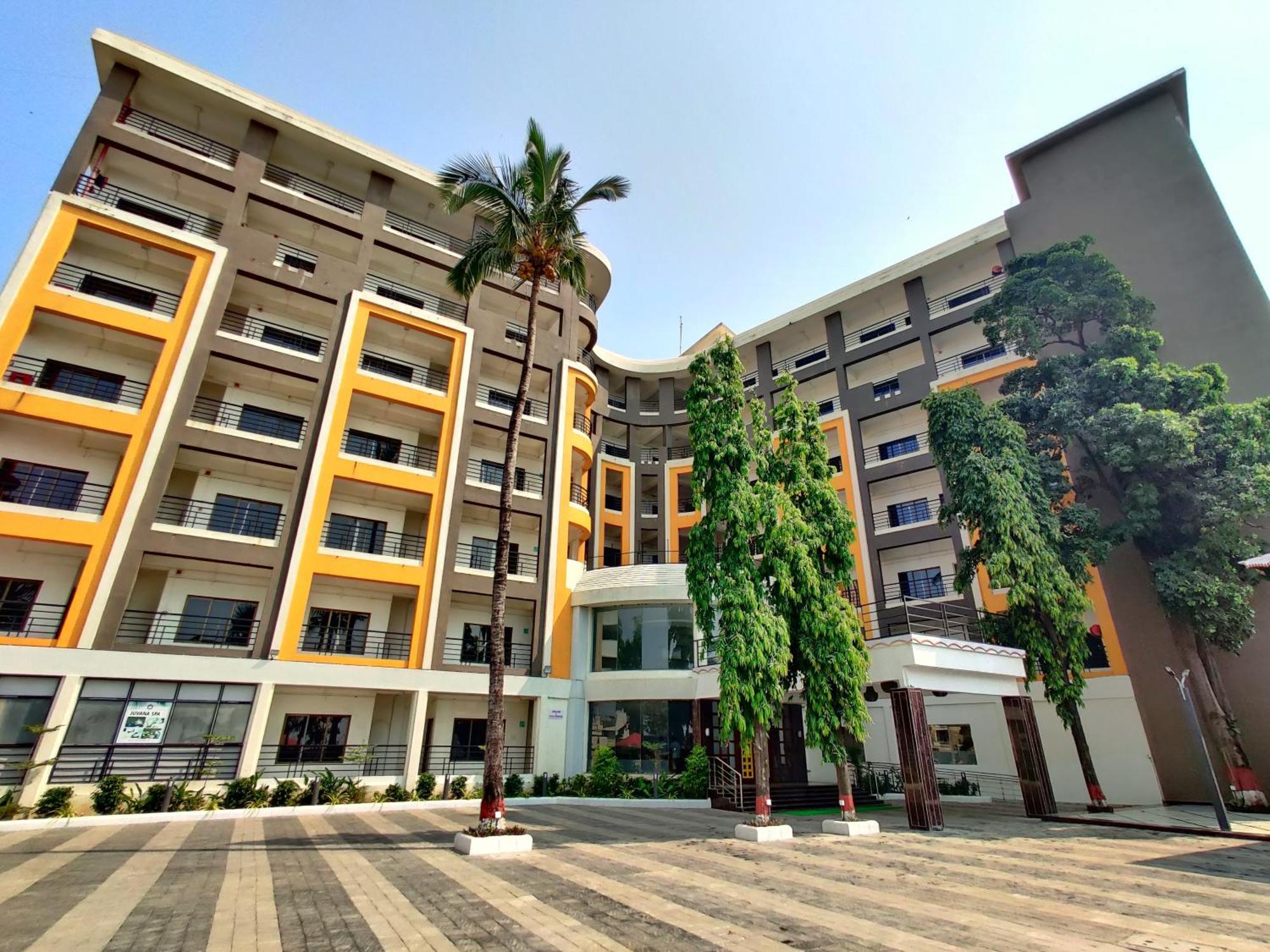 Golden Chariot Hotel Daman Bagian luar foto