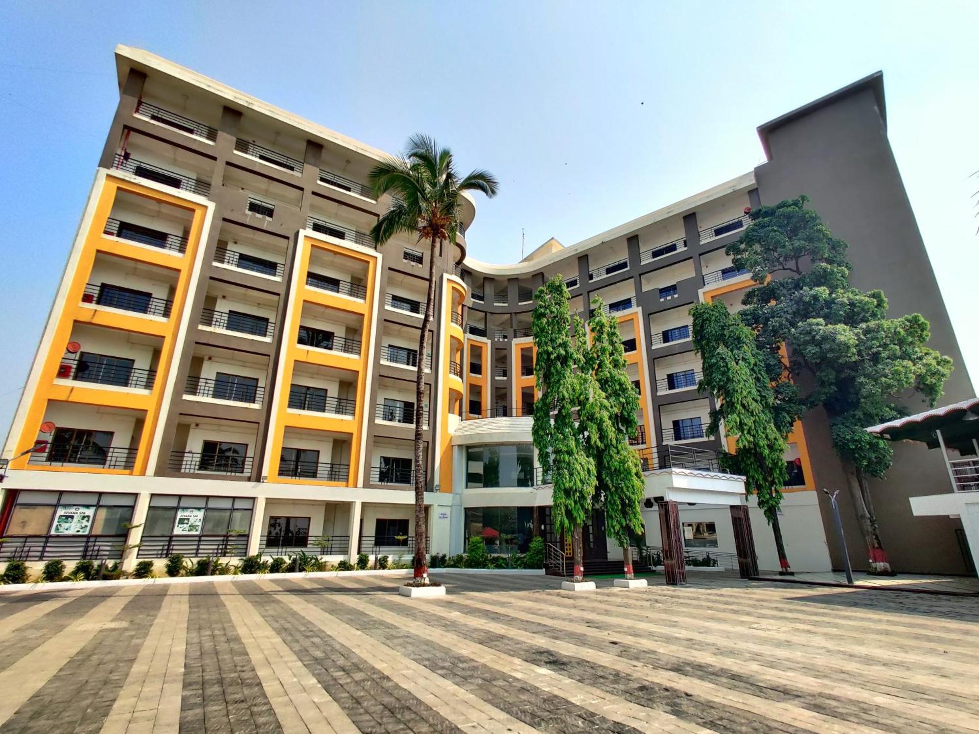 Golden Chariot Hotel Daman Bagian luar foto