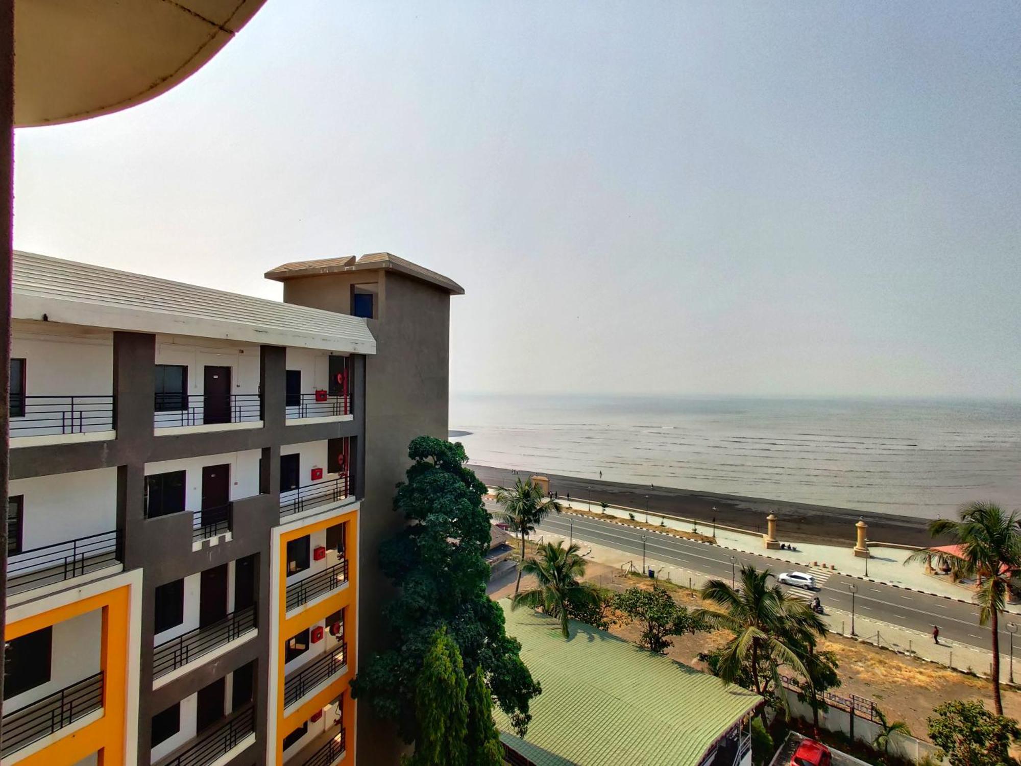 Golden Chariot Hotel Daman Bagian luar foto