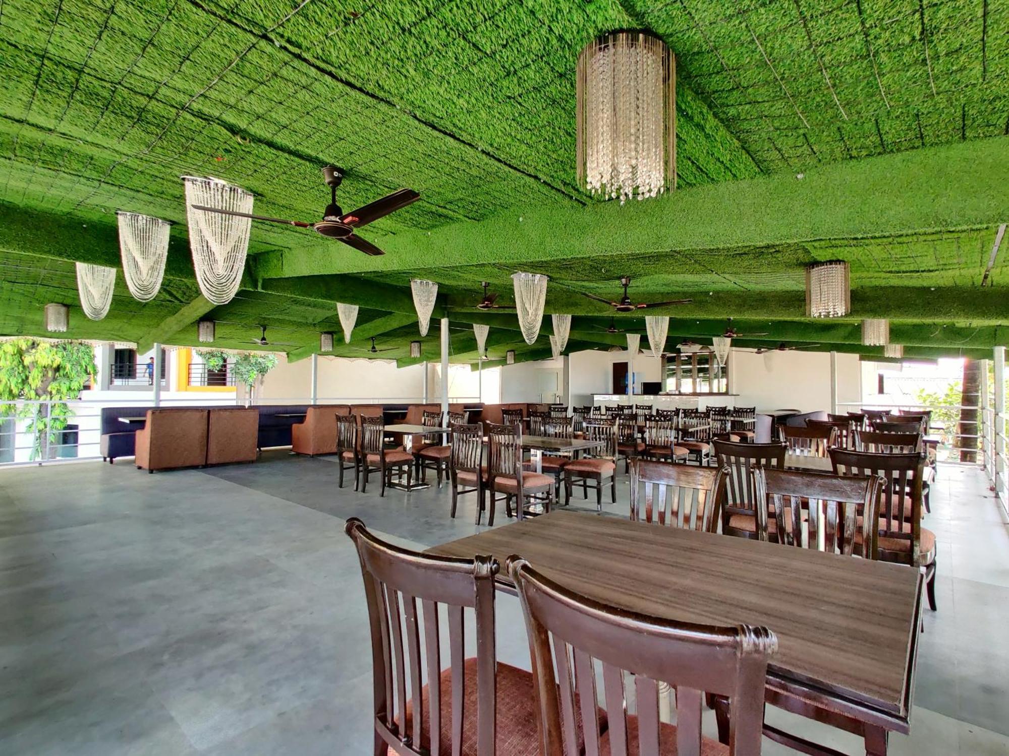 Golden Chariot Hotel Daman Bagian luar foto