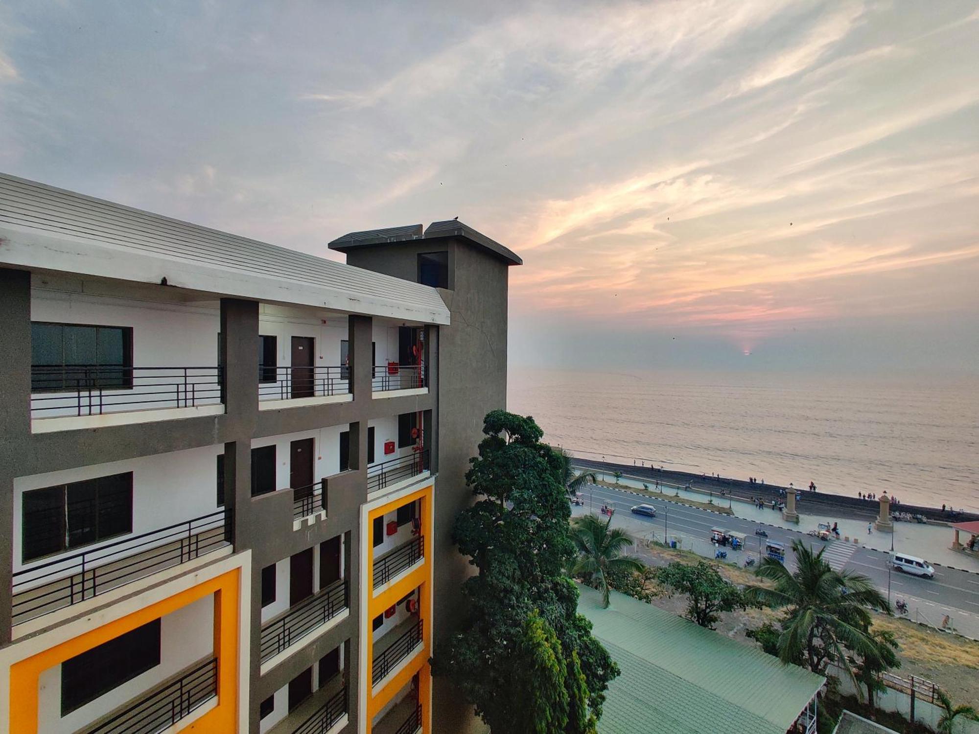Golden Chariot Hotel Daman Bagian luar foto