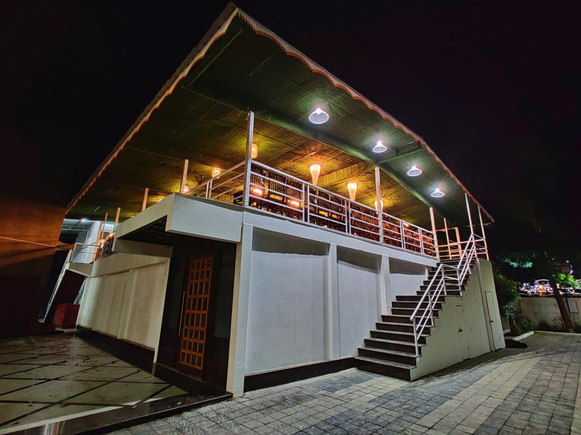 Golden Chariot Hotel Daman Bagian luar foto