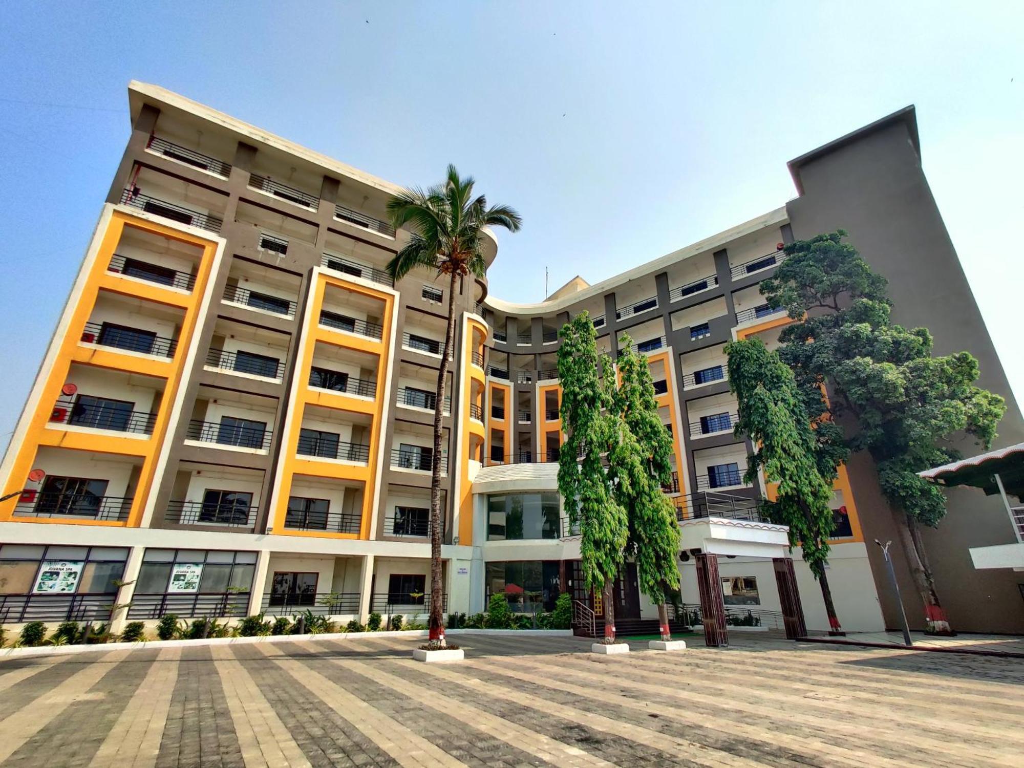 Golden Chariot Hotel Daman Bagian luar foto