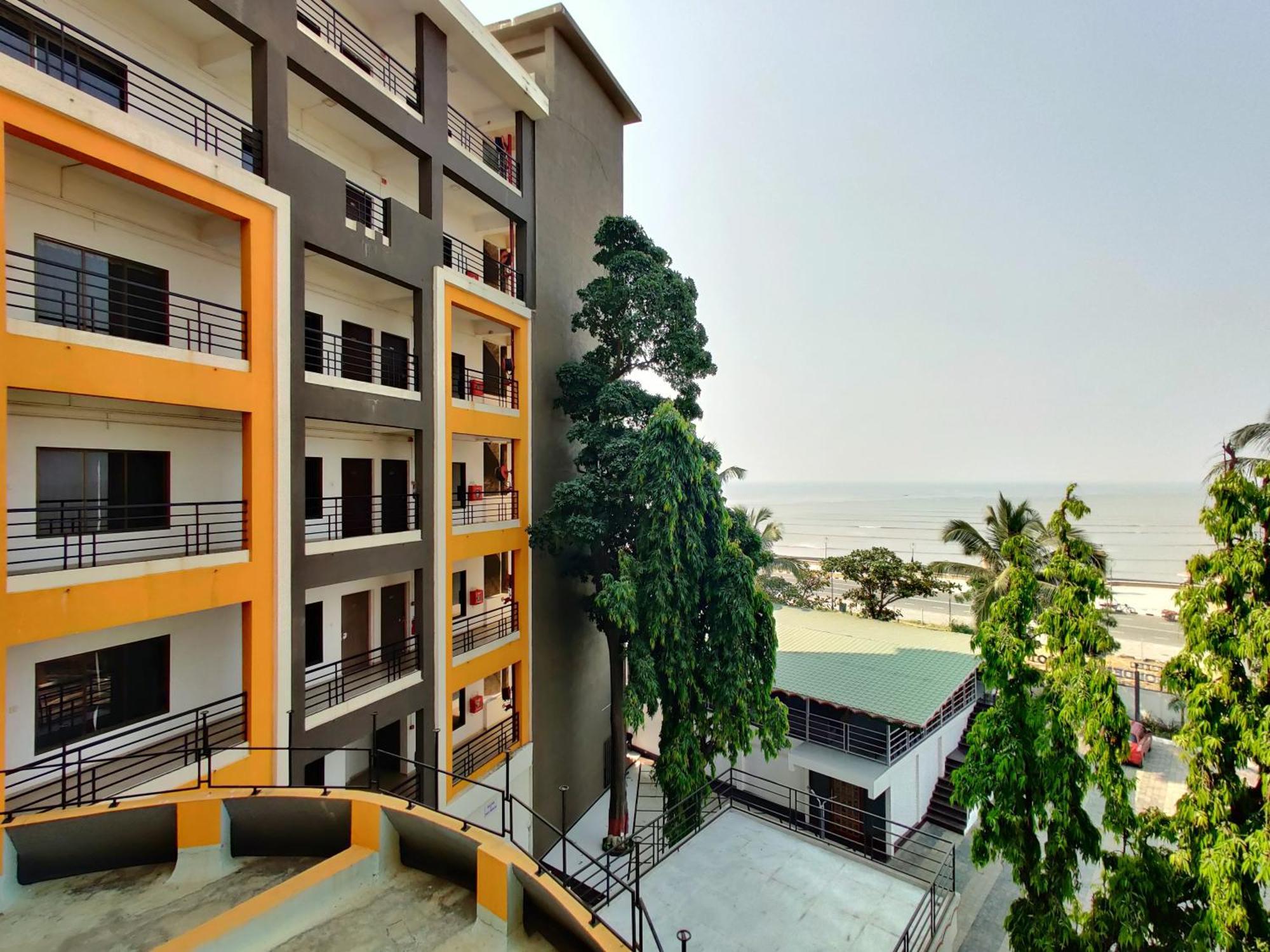 Golden Chariot Hotel Daman Bagian luar foto