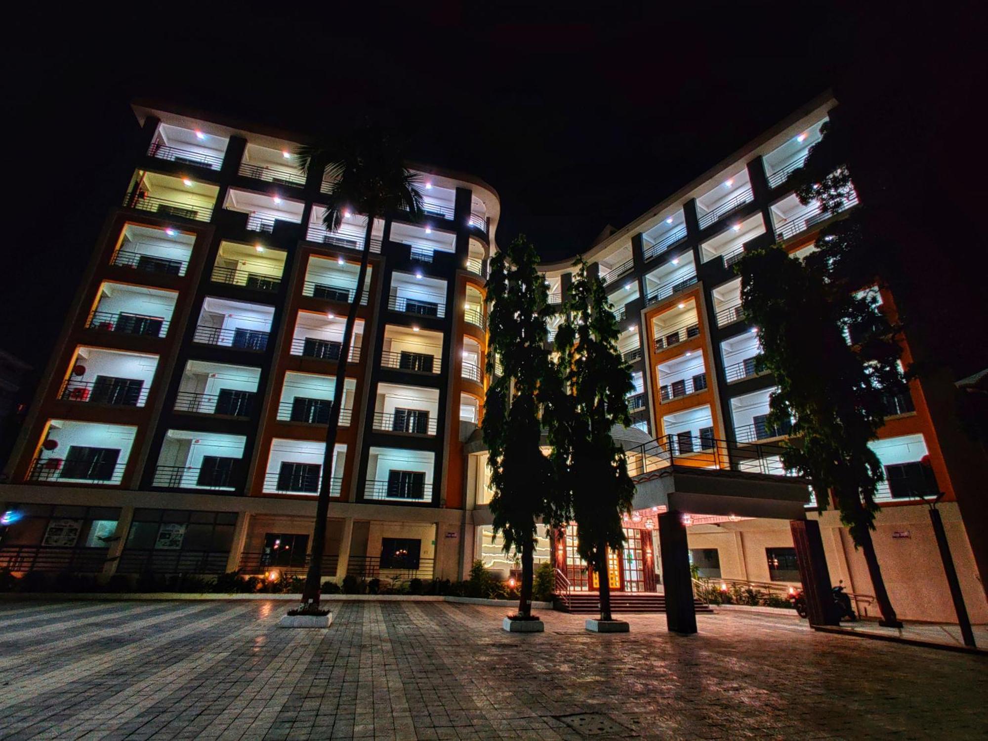 Golden Chariot Hotel Daman Bagian luar foto