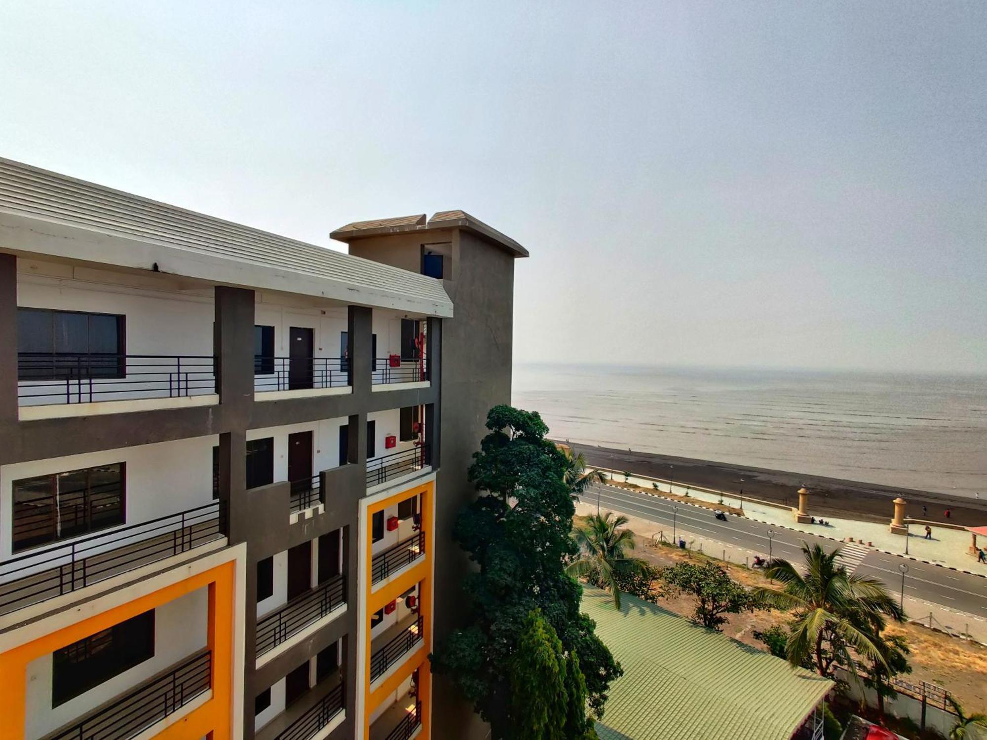 Golden Chariot Hotel Daman Bagian luar foto