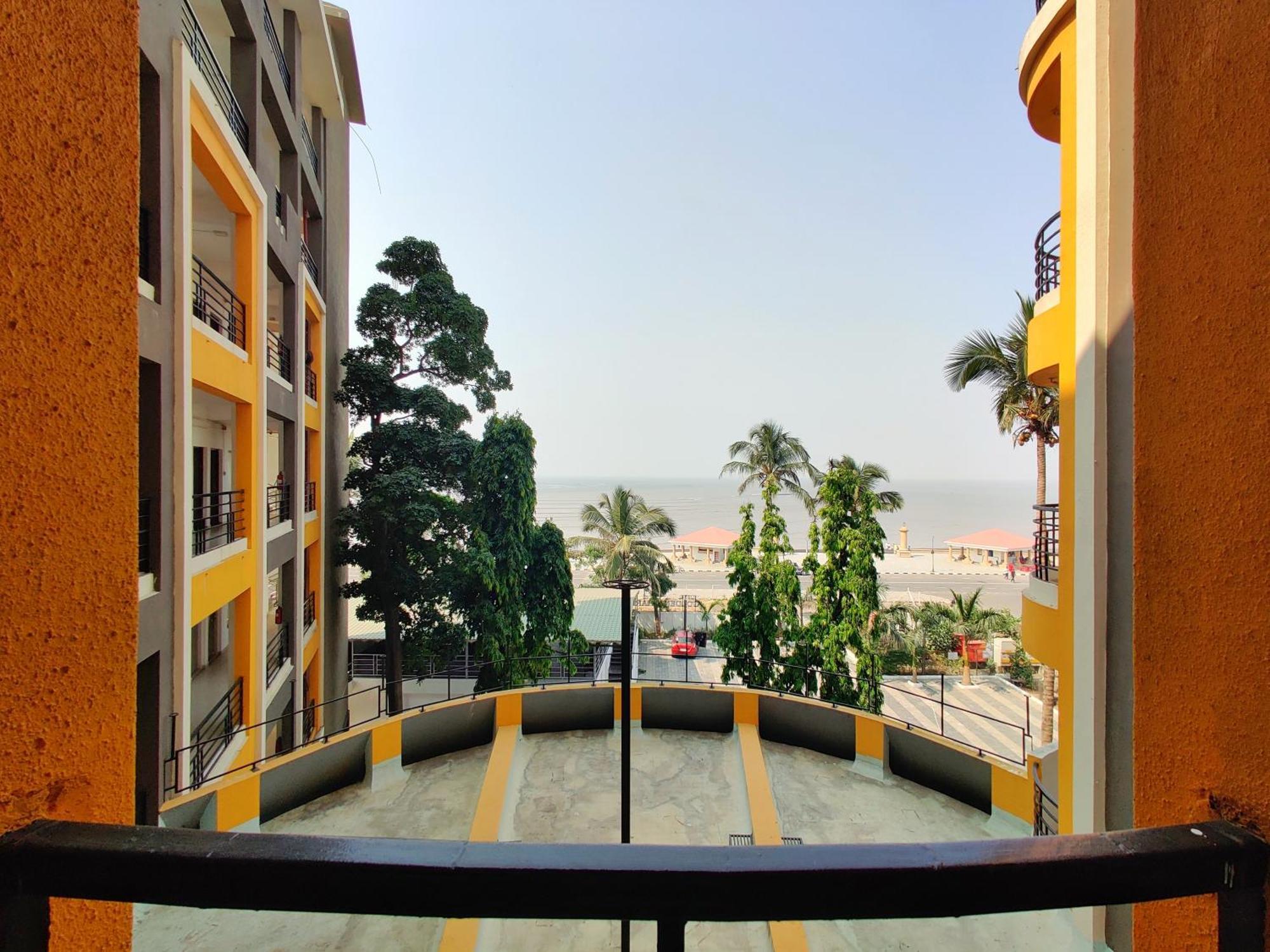 Golden Chariot Hotel Daman Bagian luar foto