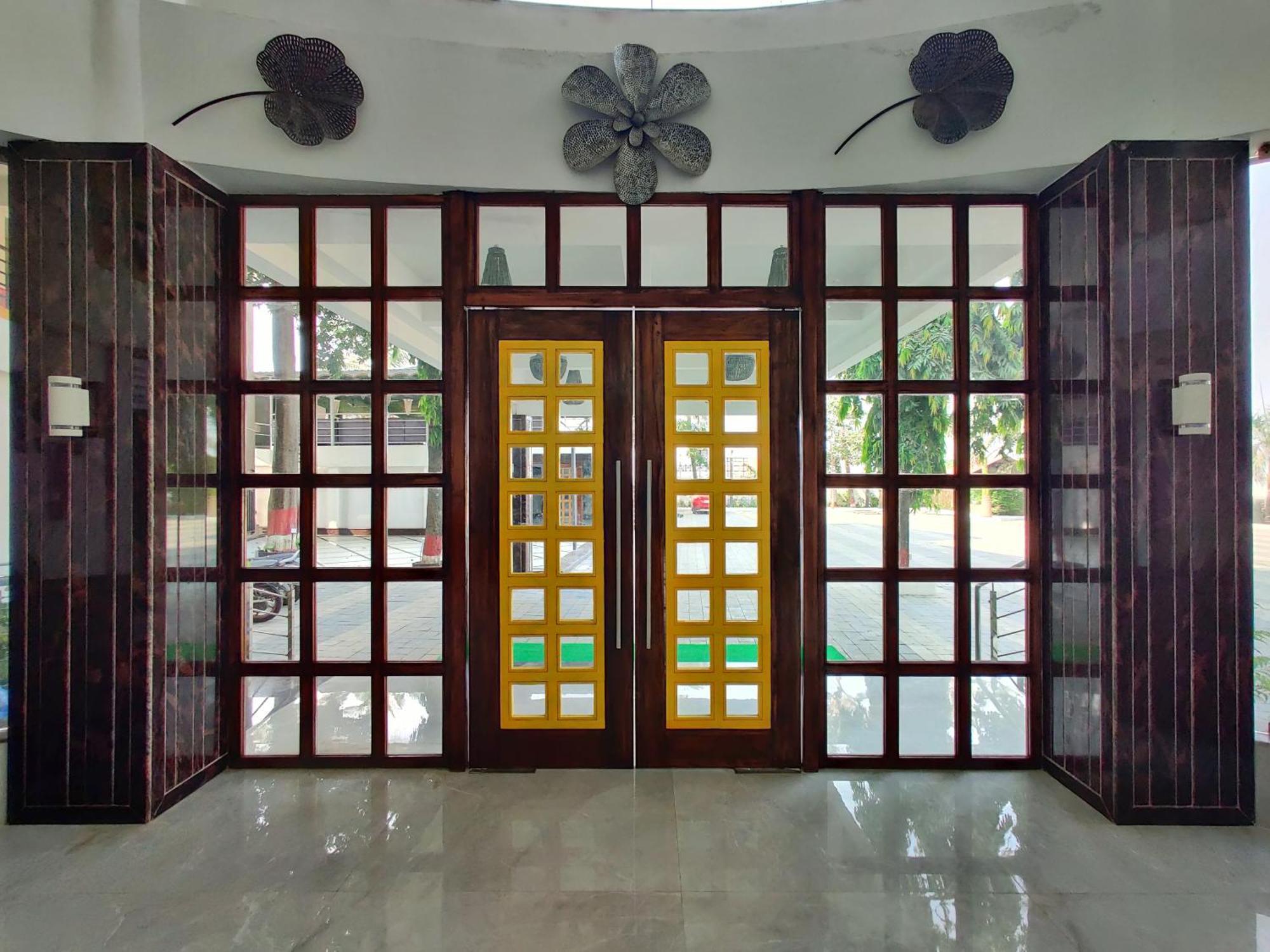 Golden Chariot Hotel Daman Bagian luar foto