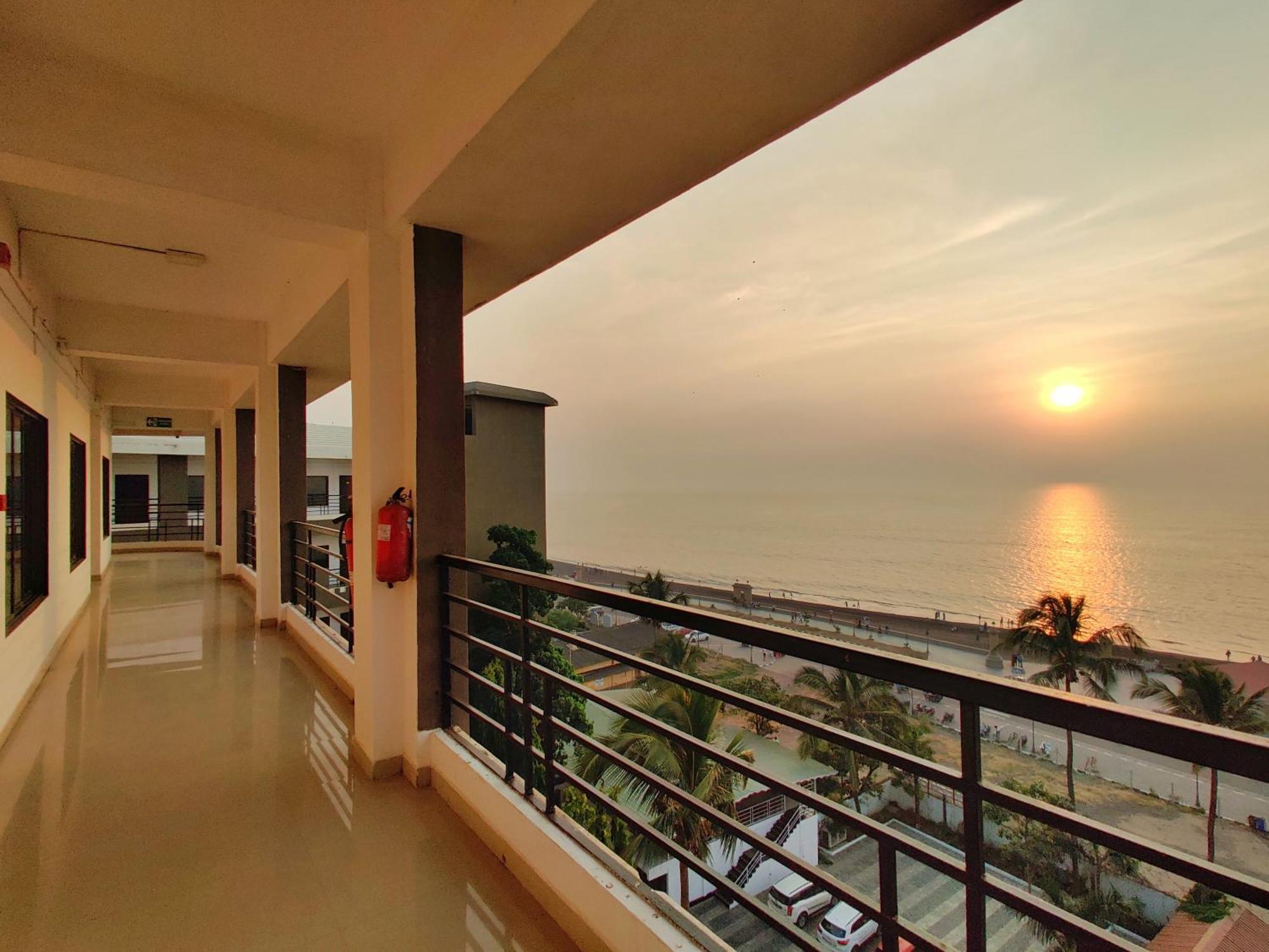 Golden Chariot Hotel Daman Bagian luar foto