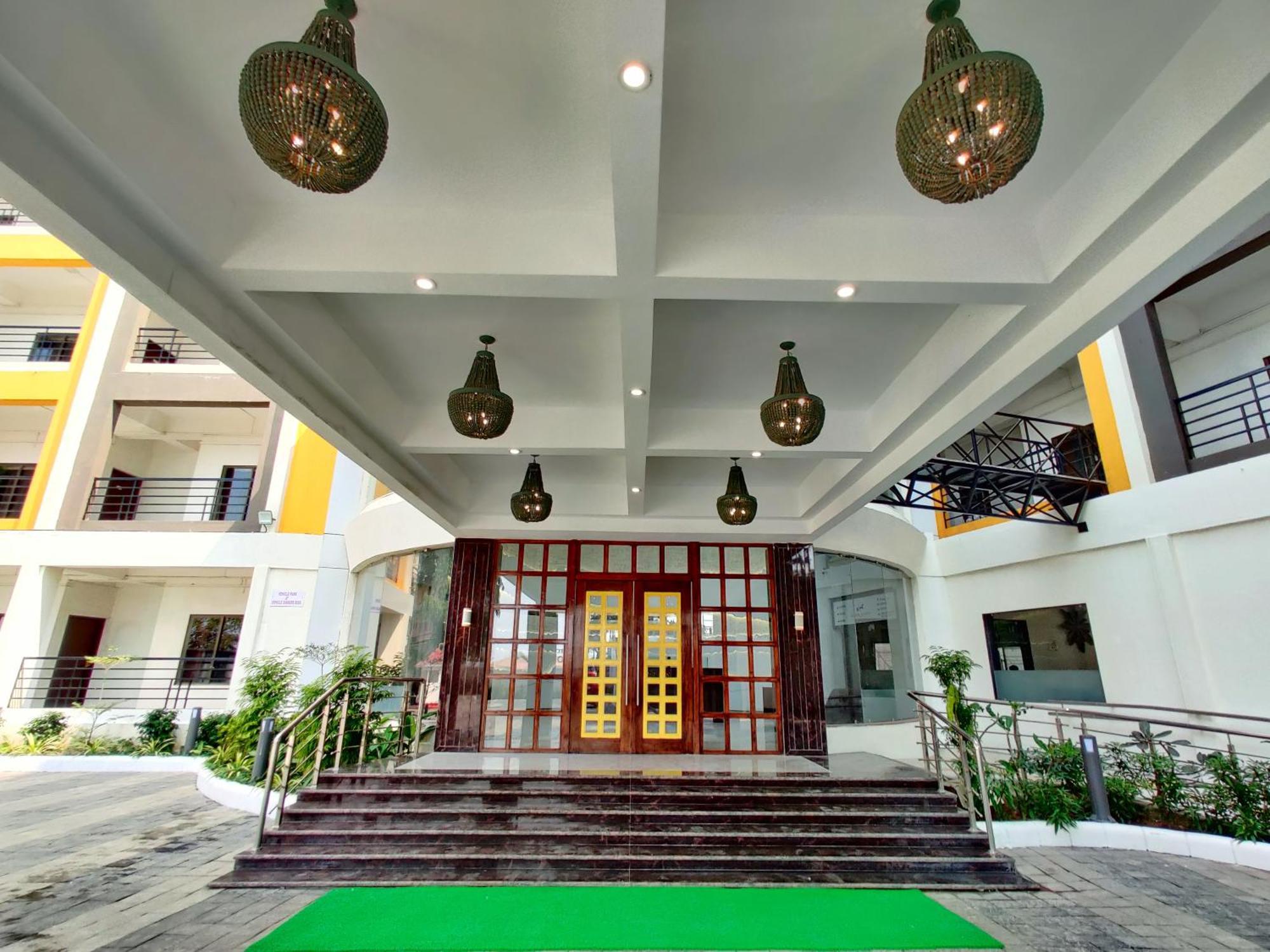 Golden Chariot Hotel Daman Bagian luar foto