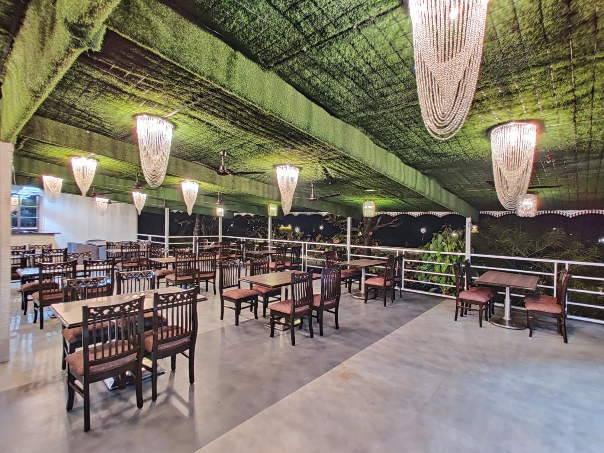 Golden Chariot Hotel Daman Bagian luar foto