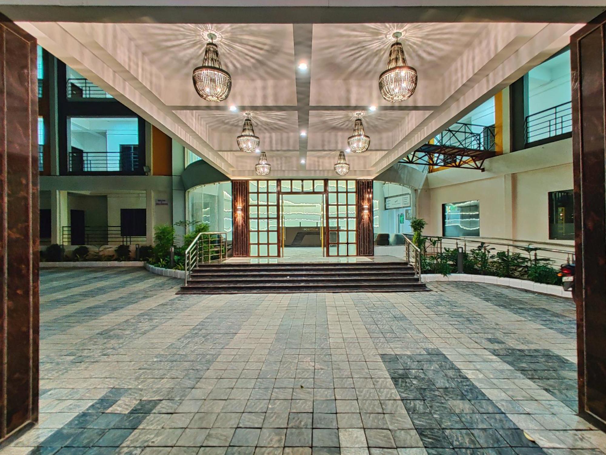 Golden Chariot Hotel Daman Bagian luar foto