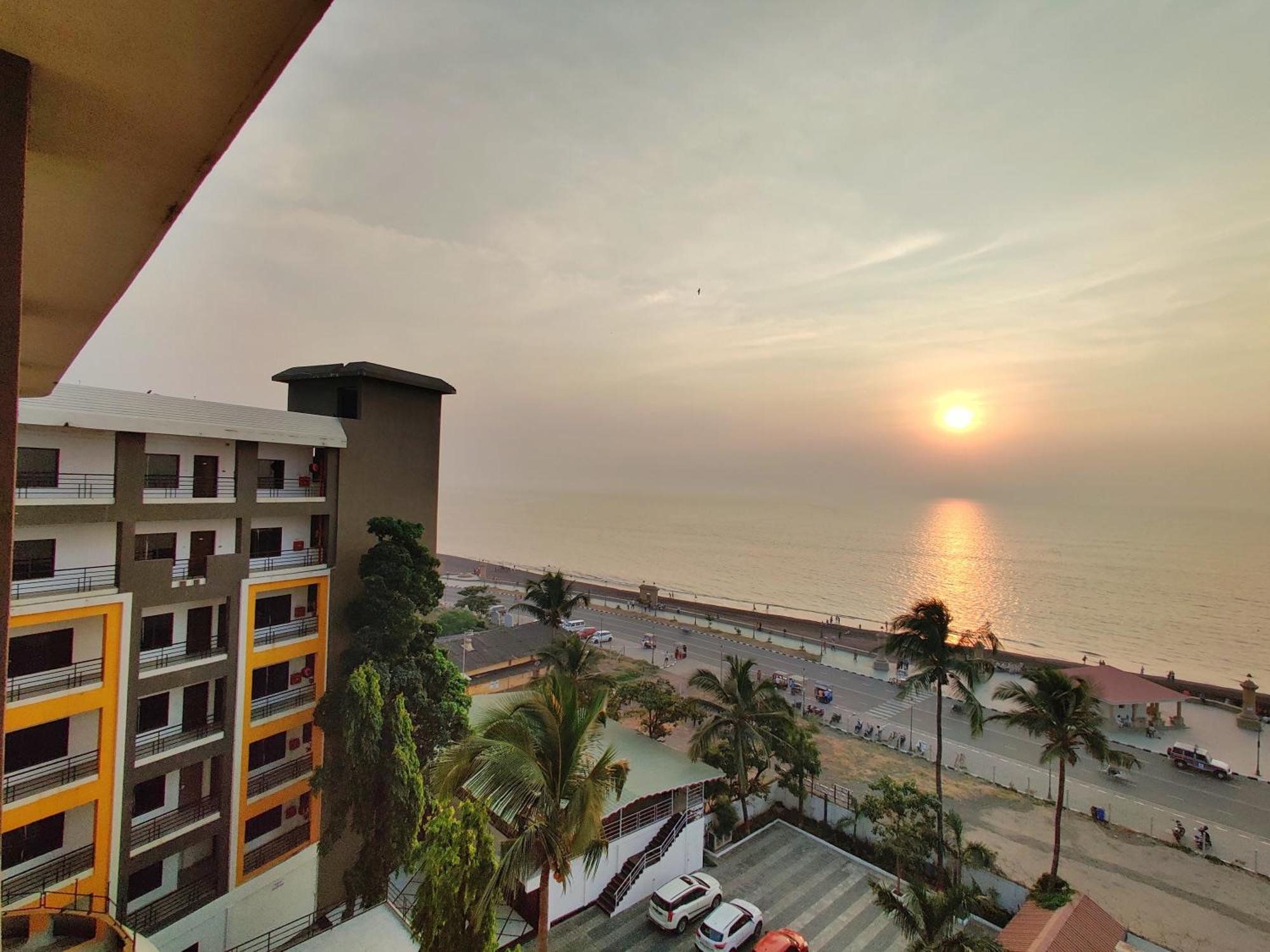 Golden Chariot Hotel Daman Bagian luar foto