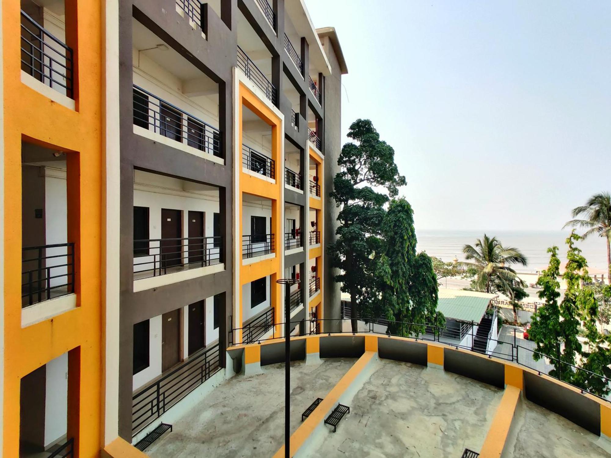Golden Chariot Hotel Daman Bagian luar foto