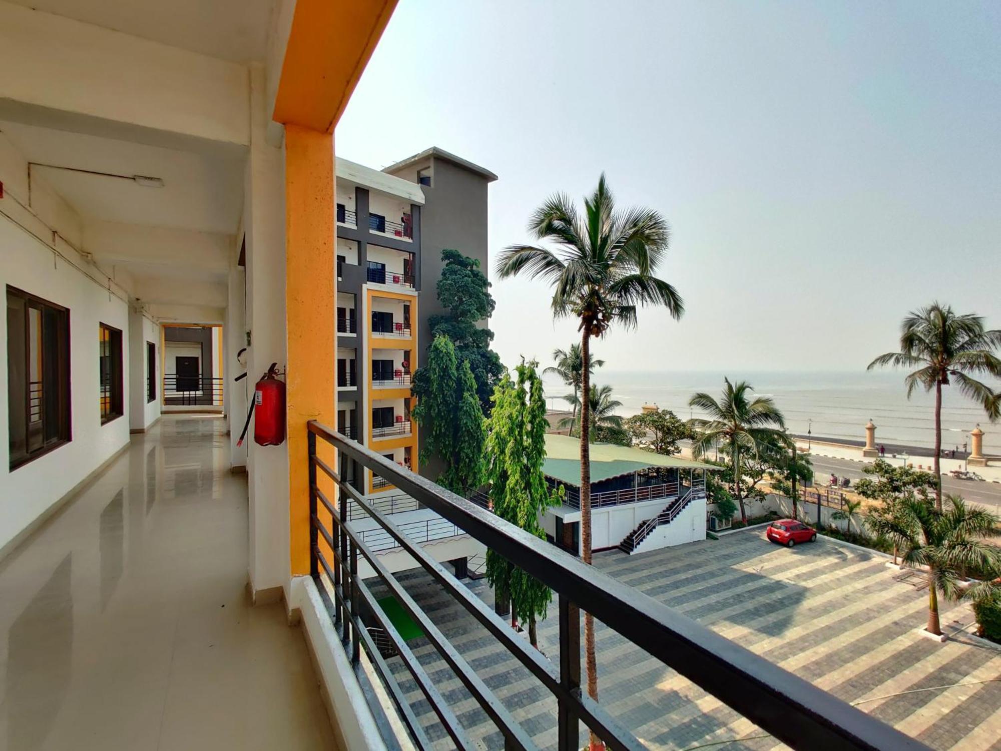 Golden Chariot Hotel Daman Bagian luar foto