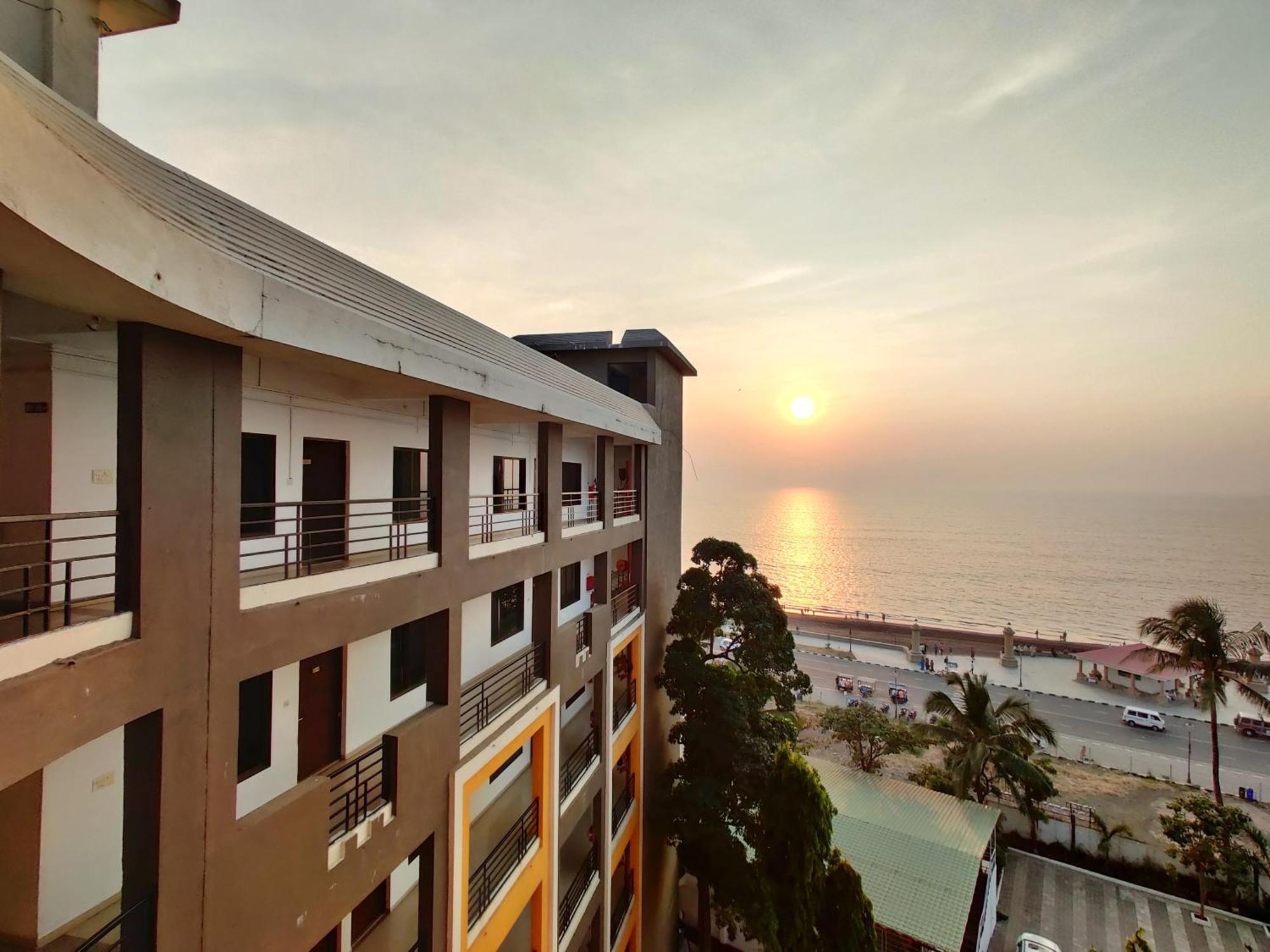 Golden Chariot Hotel Daman Bagian luar foto