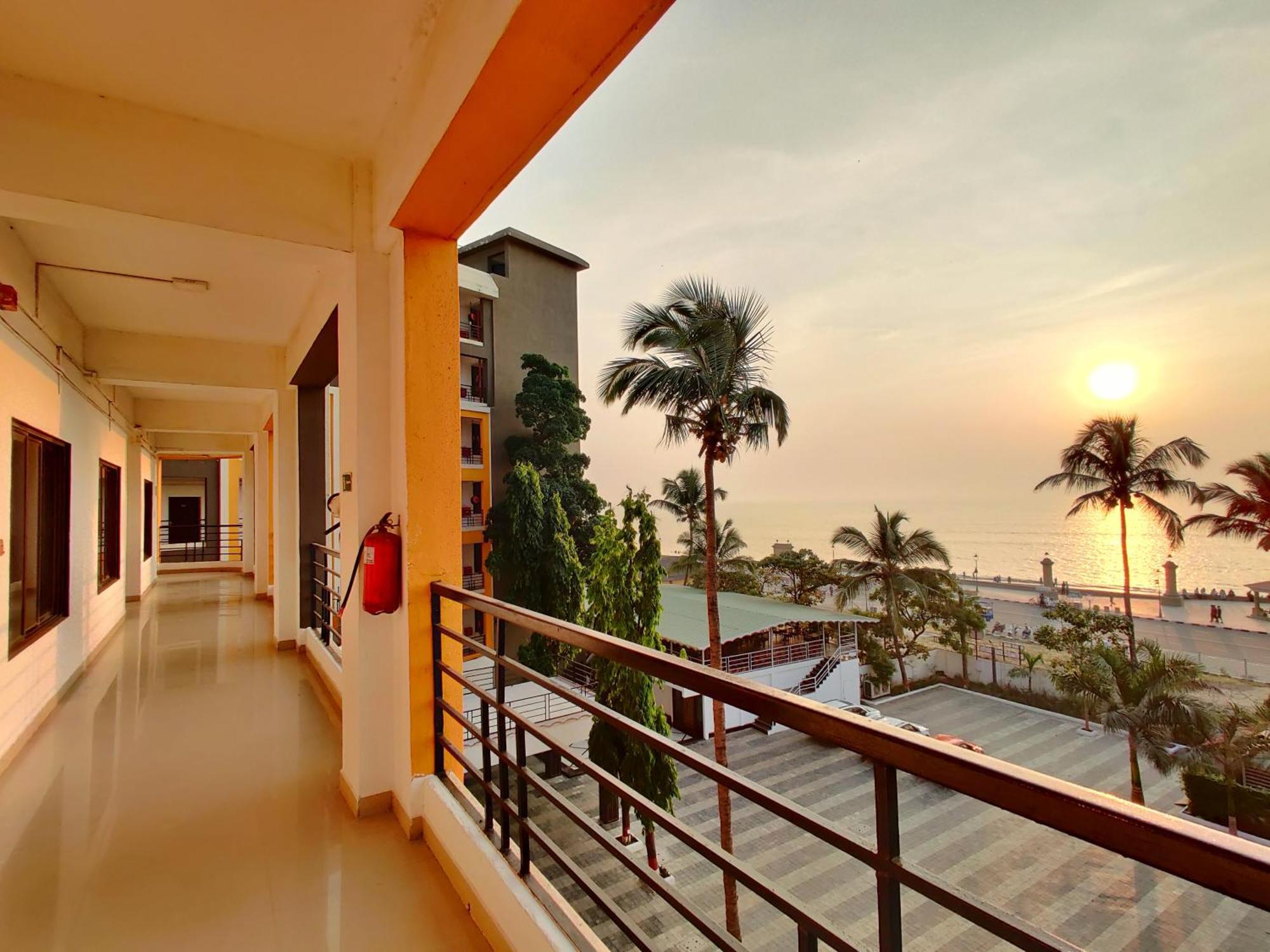 Golden Chariot Hotel Daman Bagian luar foto