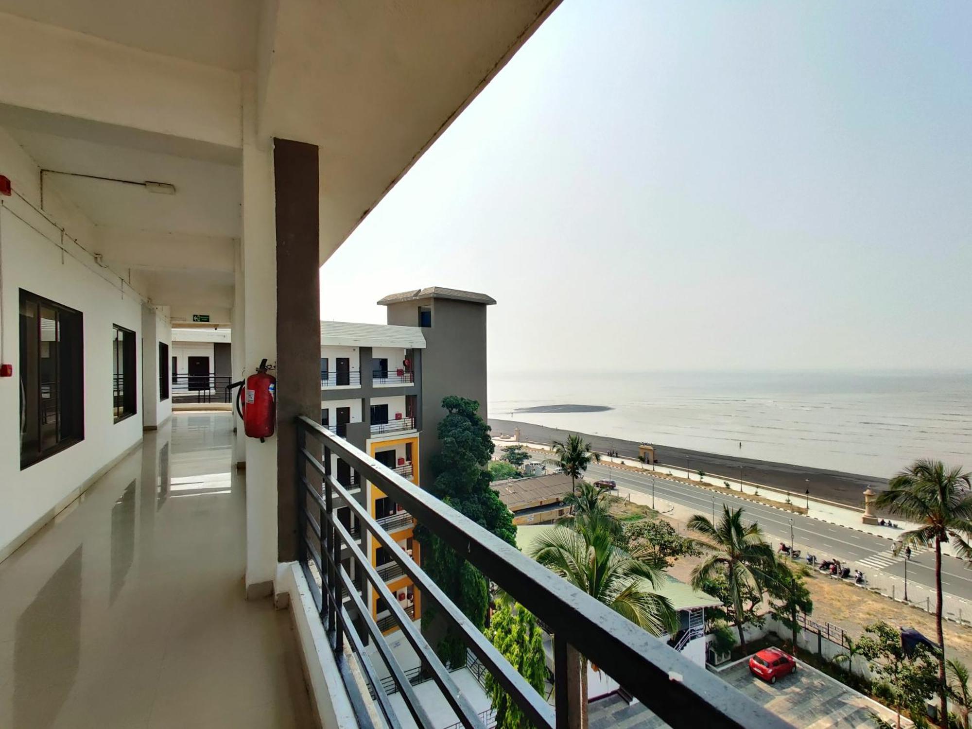 Golden Chariot Hotel Daman Bagian luar foto