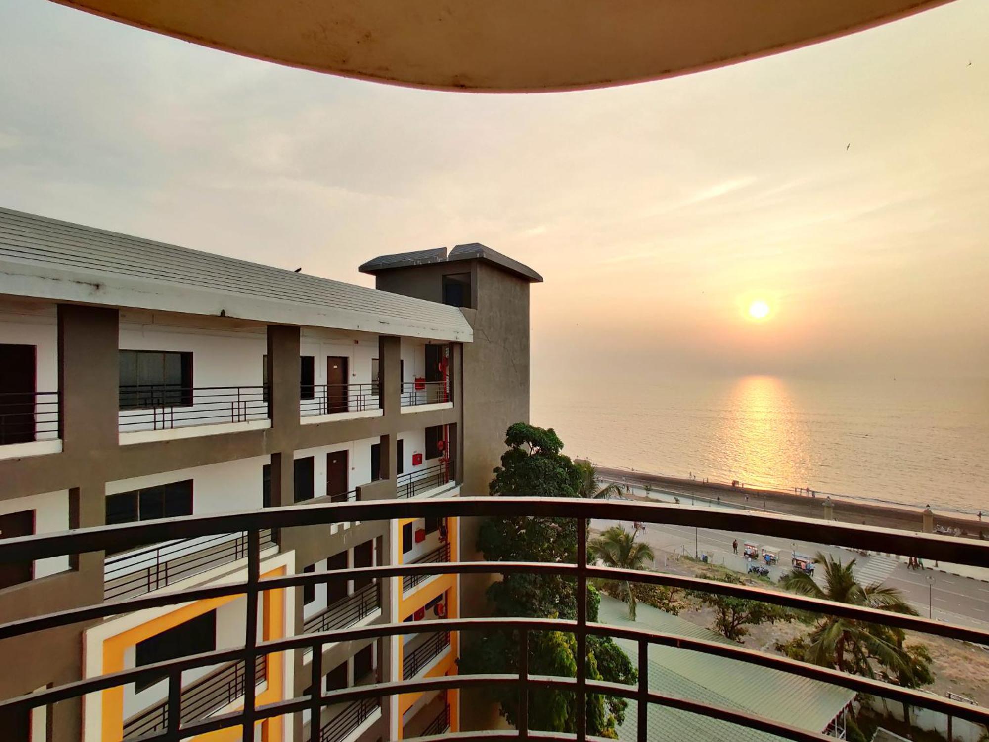 Golden Chariot Hotel Daman Bagian luar foto