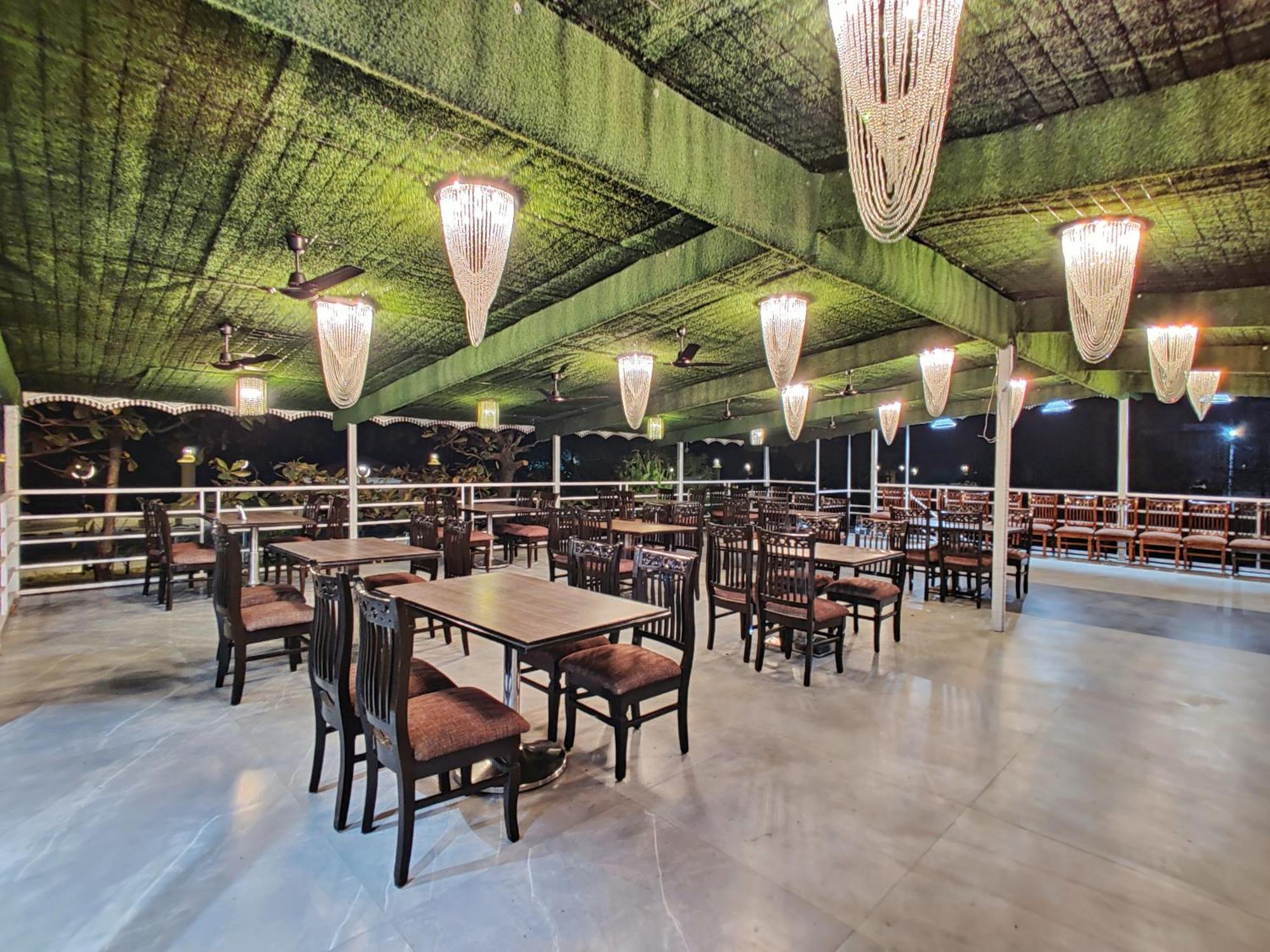 Golden Chariot Hotel Daman Bagian luar foto