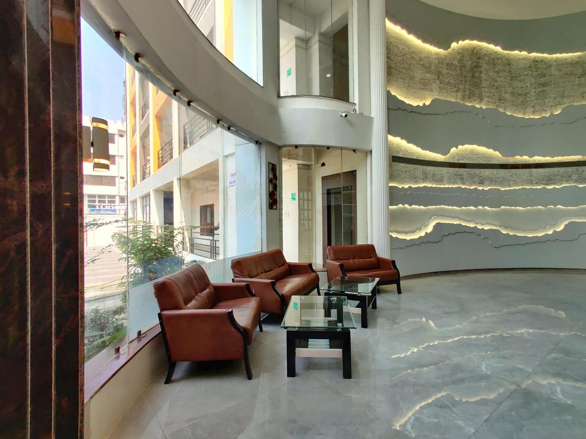 Golden Chariot Hotel Daman Bagian luar foto