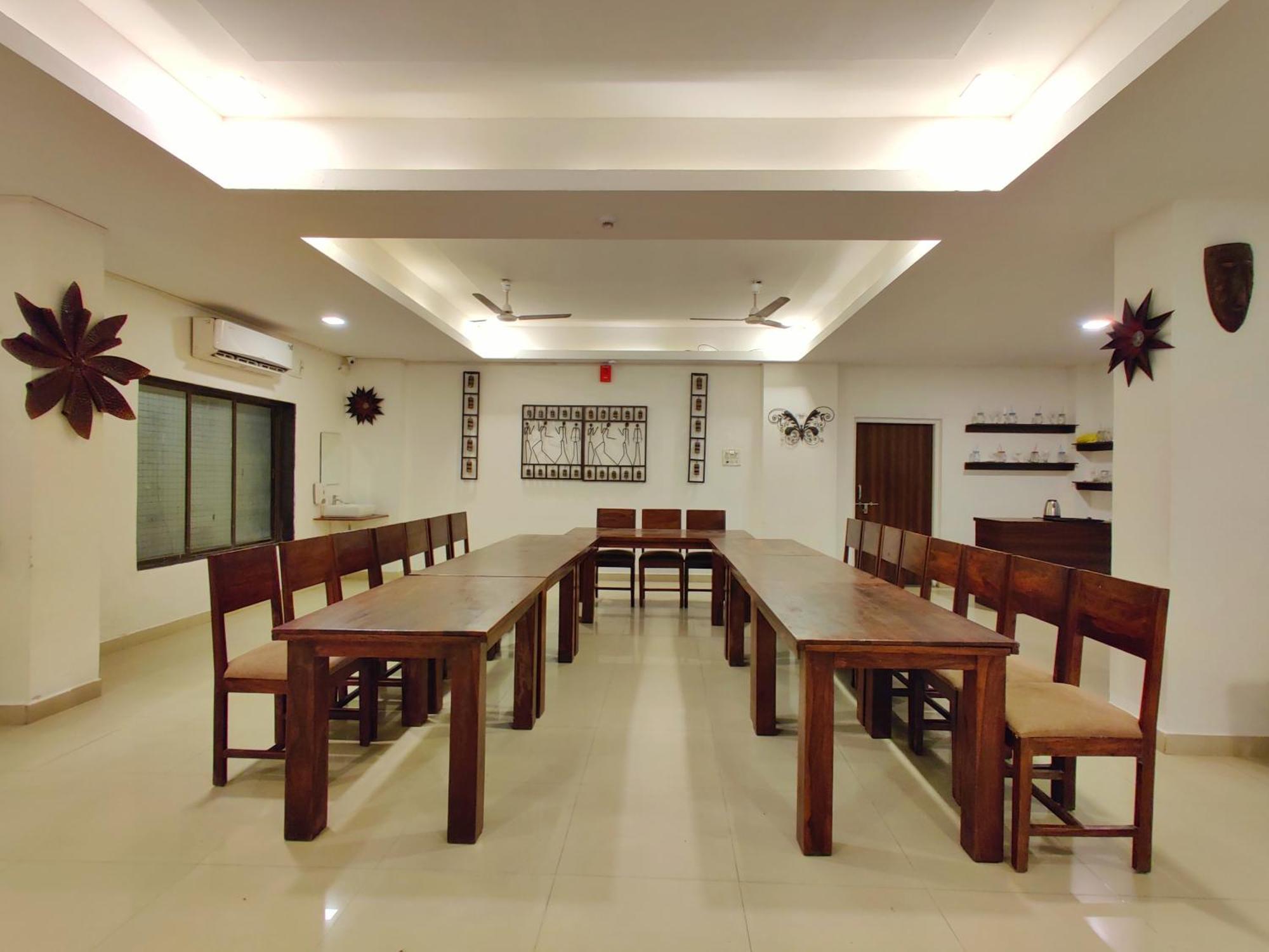 Golden Chariot Hotel Daman Bagian luar foto