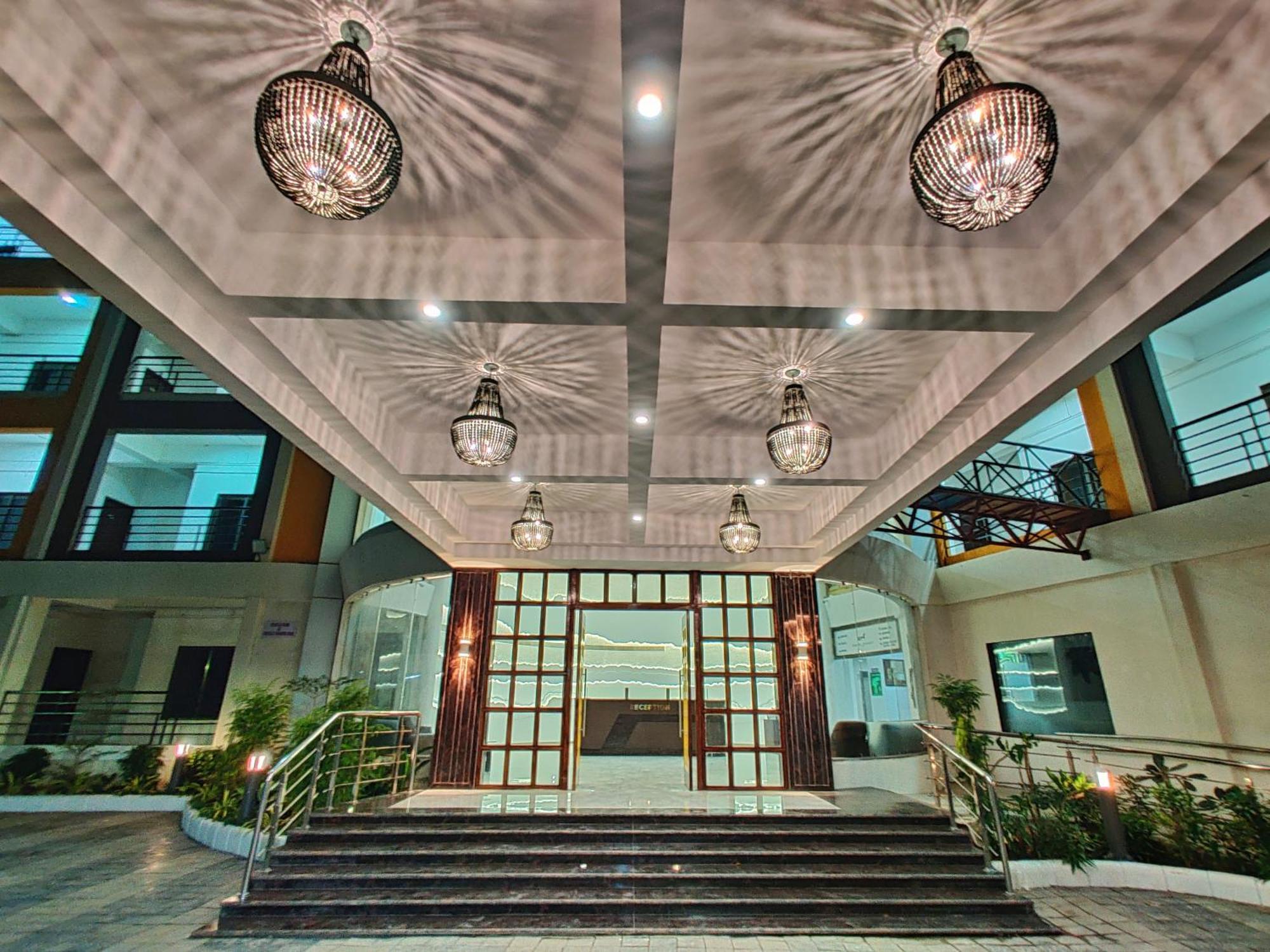Golden Chariot Hotel Daman Bagian luar foto