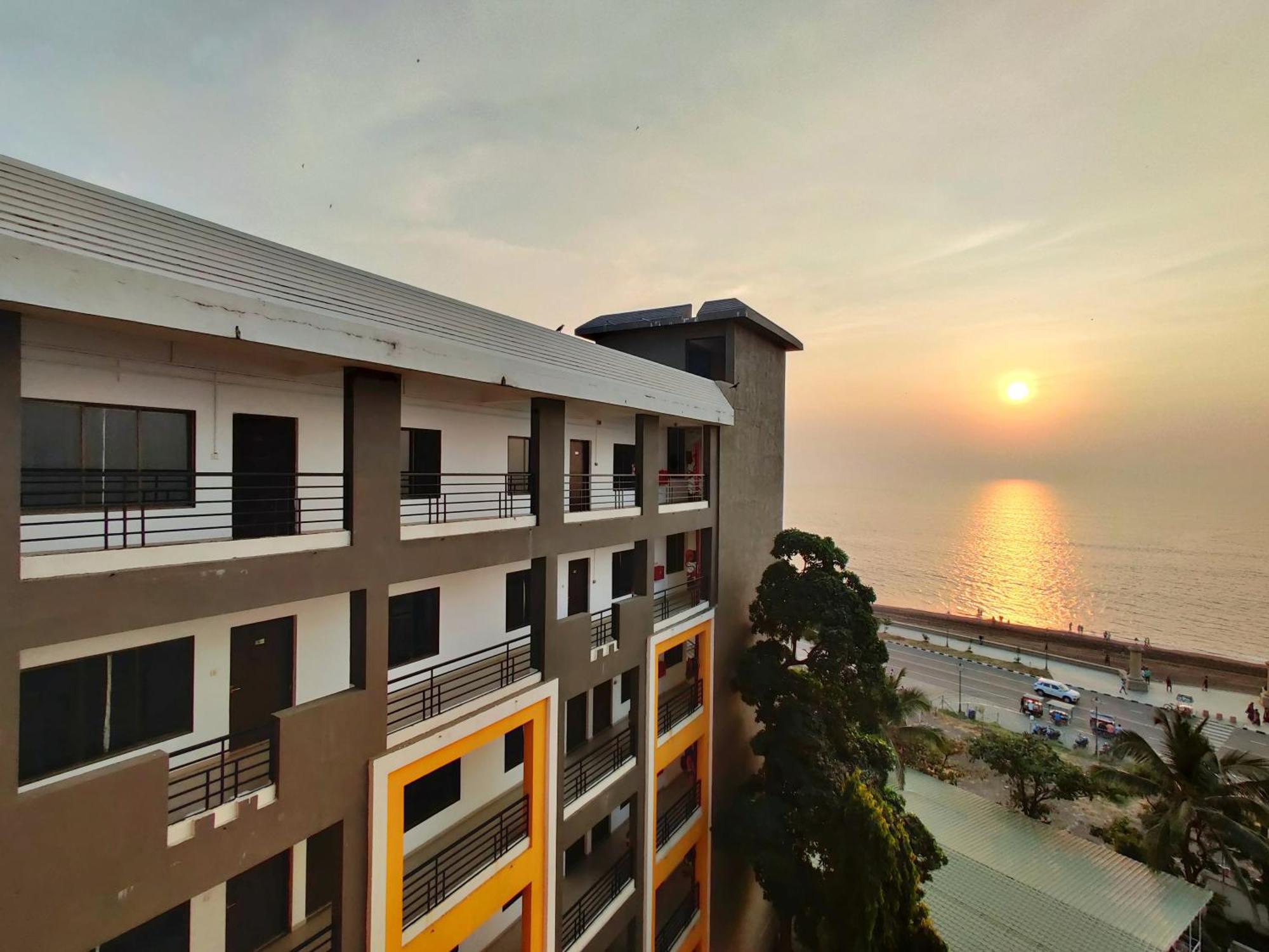 Golden Chariot Hotel Daman Bagian luar foto