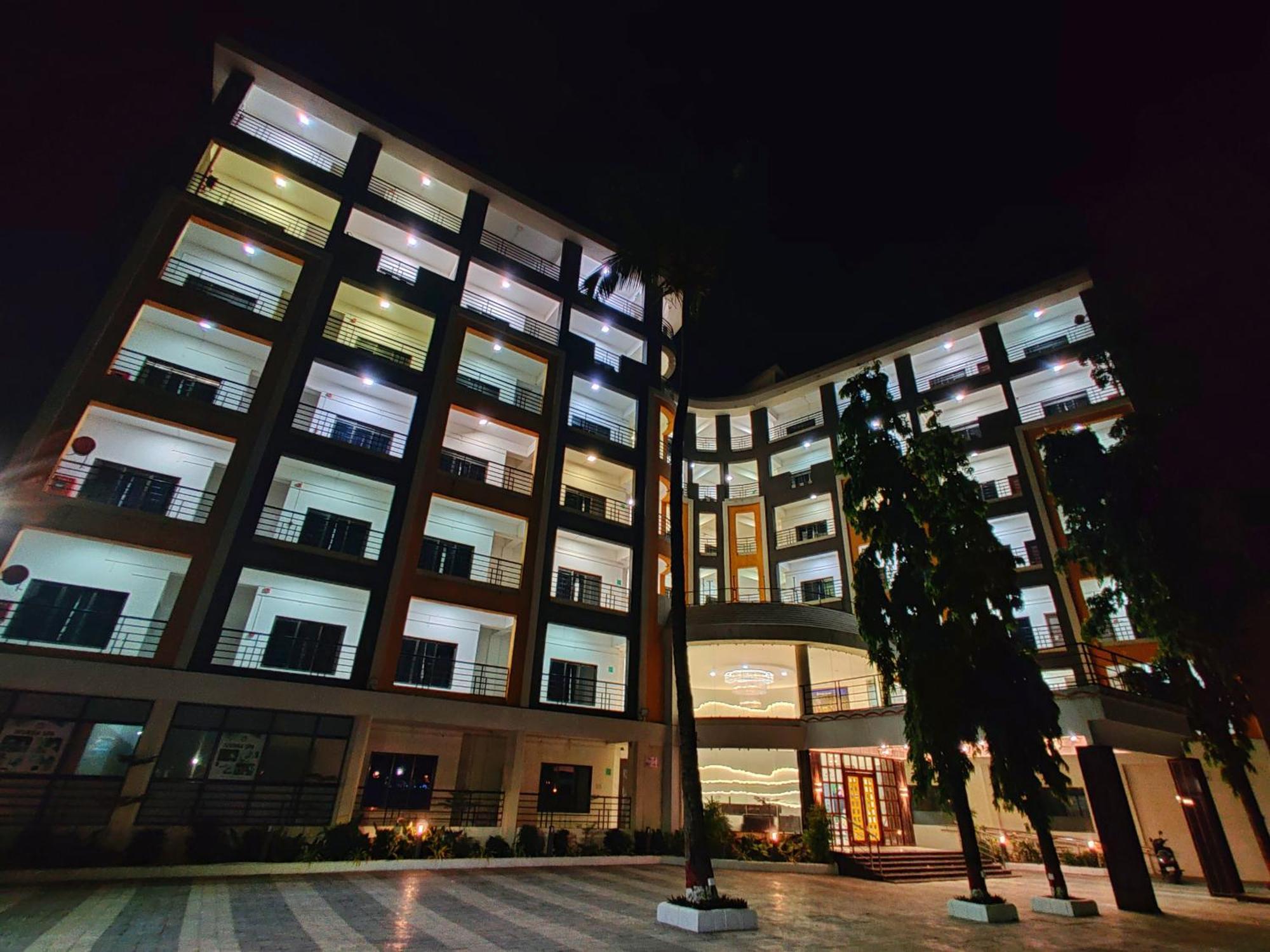 Golden Chariot Hotel Daman Bagian luar foto