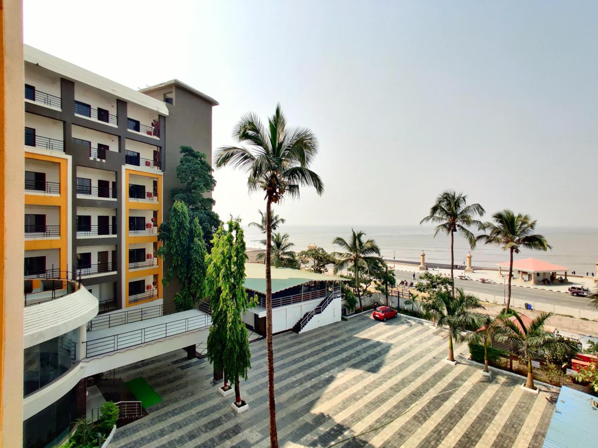 Golden Chariot Hotel Daman Bagian luar foto